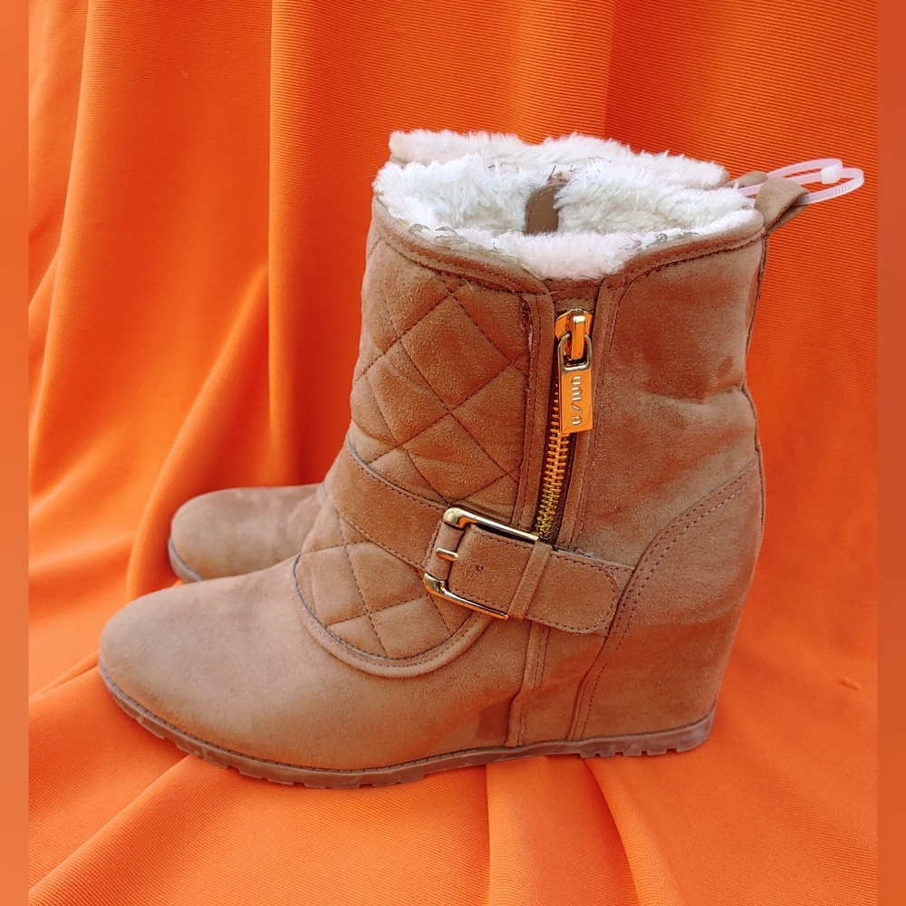 ✨Cozy and Fabulous!✨Unisa Quilted Vegan Suede Wedge Booties 9M